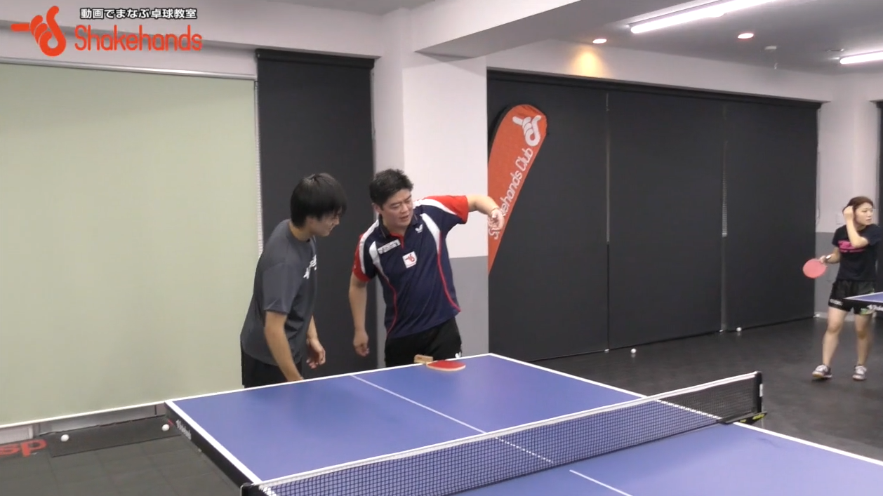 日本式ペンの一流選手、森屋翼選手に邱コーチがカットブロックを伝授しています。