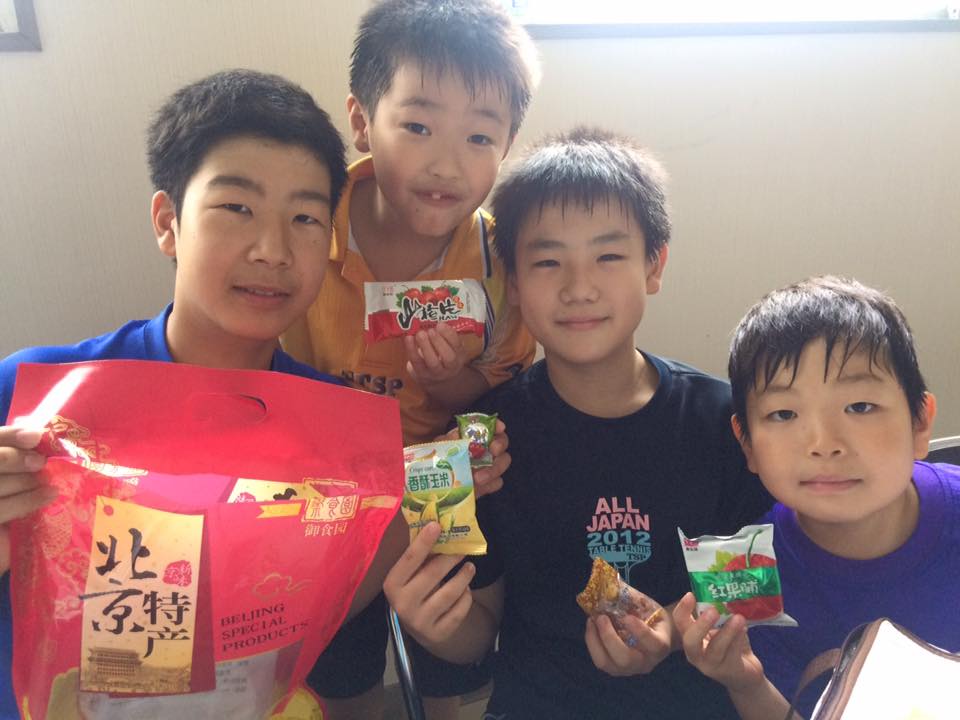 卓球マシンのボールを色々な技術で打つ小学生!2
