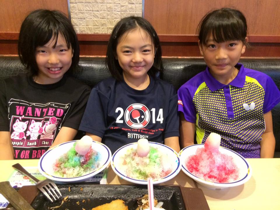 卓球マシンのボールを色々な技術で打つ小学生!3