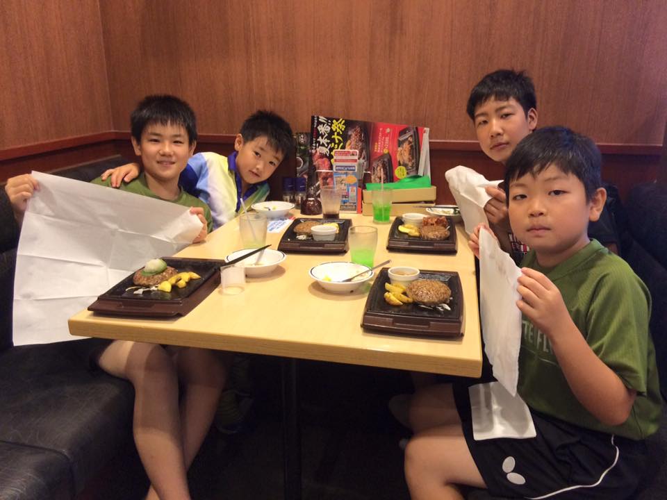 卓球マシンのボールを色々な技術で打つ小学生!4