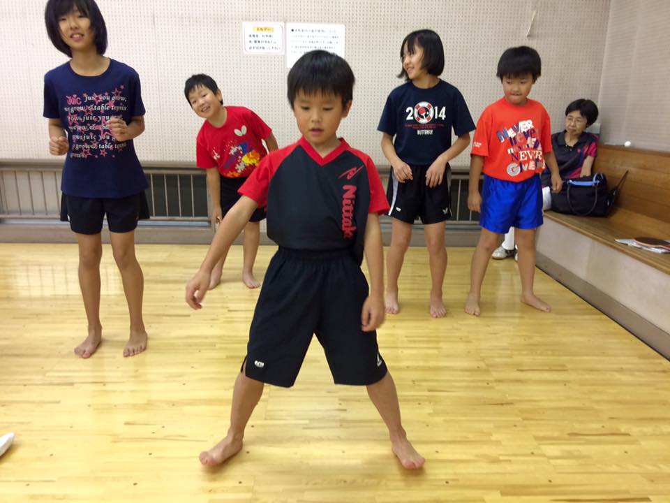 裸足でトレーニング！子供達は寒さ知らずです