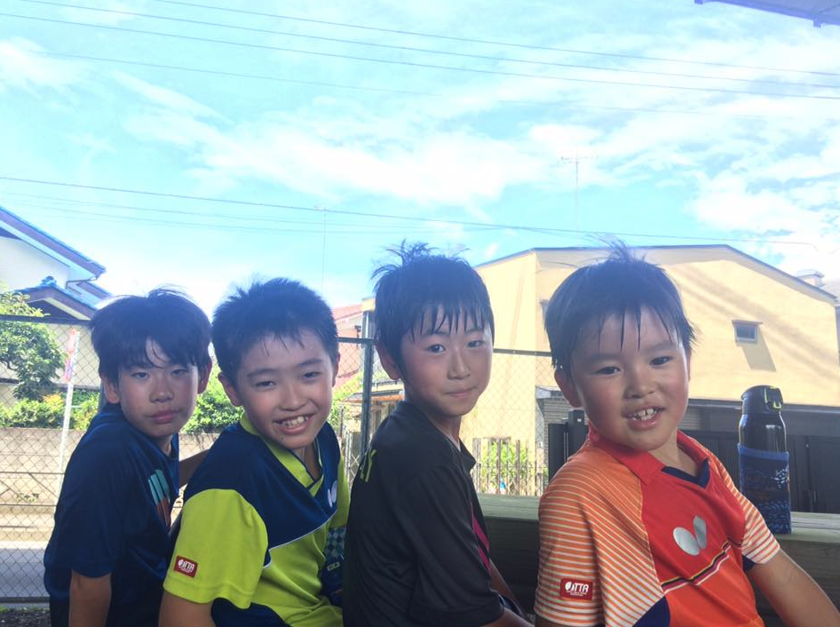 卓球フットワーク練習の後、汗びっしょりの子供たち