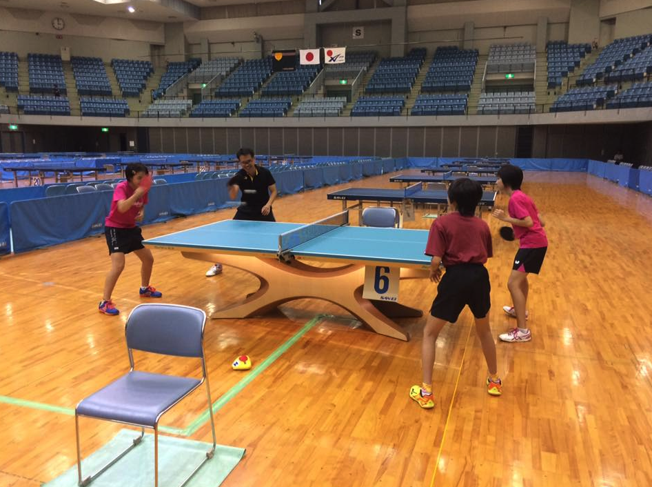 会場一番乗りで【金の卓球台】で練習