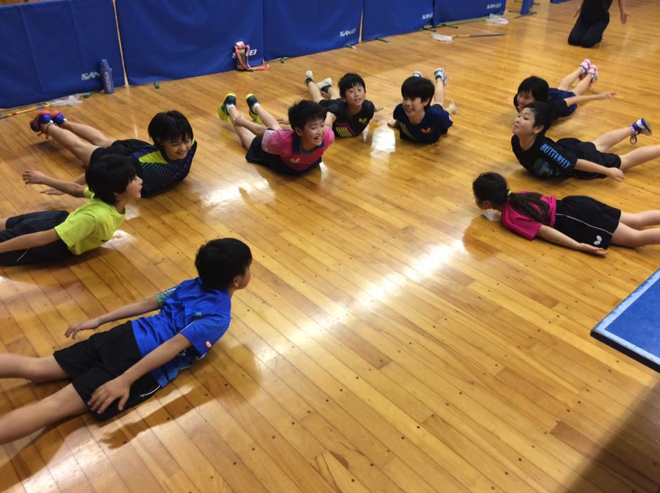 ジュニア卓球練習に向かう自宅から体育館まで歩いています