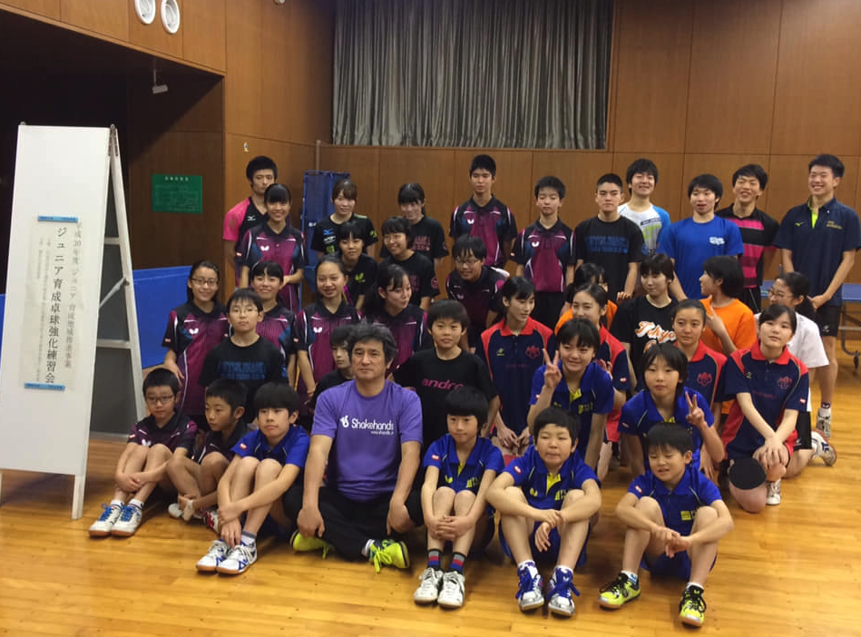 卓球の講習会をしながらも試合の結果が気になります