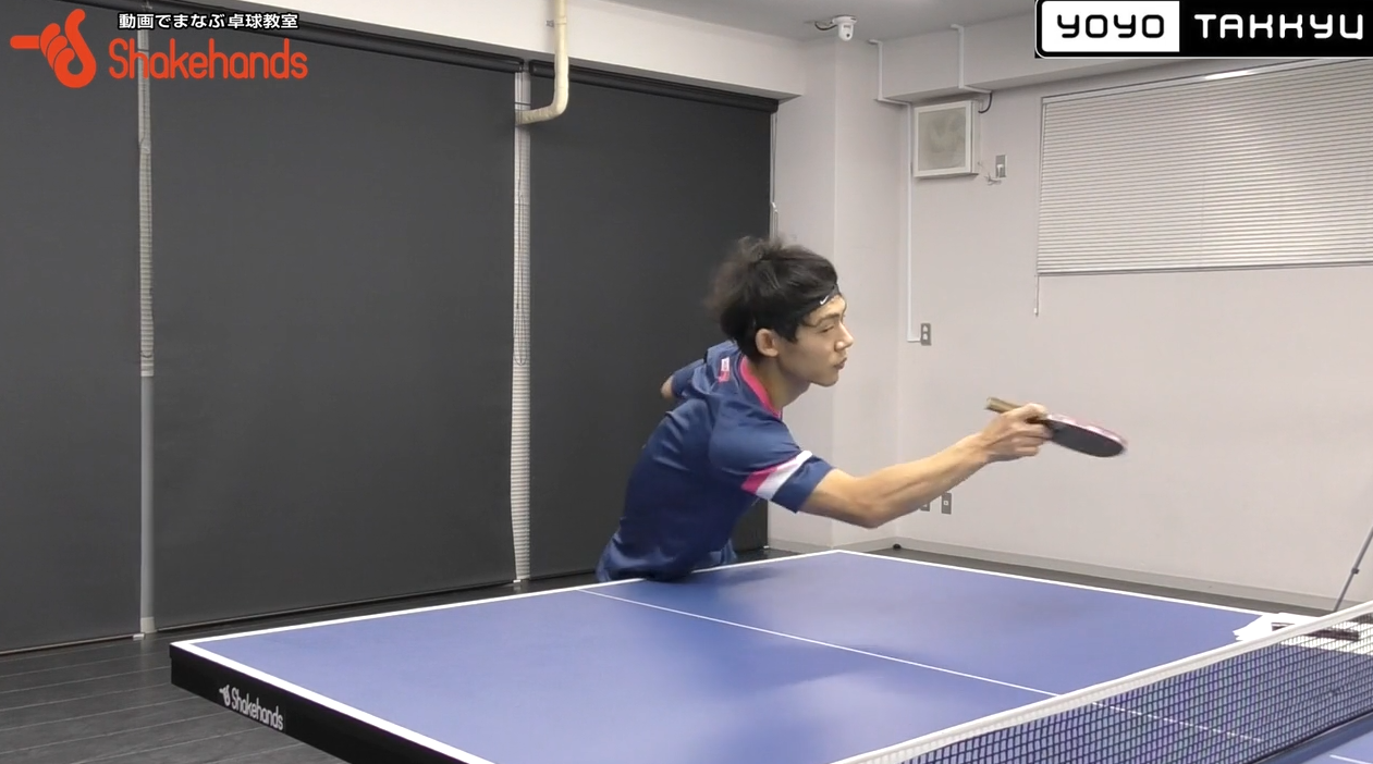 川口陽陽の台上ツッツキ。表はこすらず上から押し込む