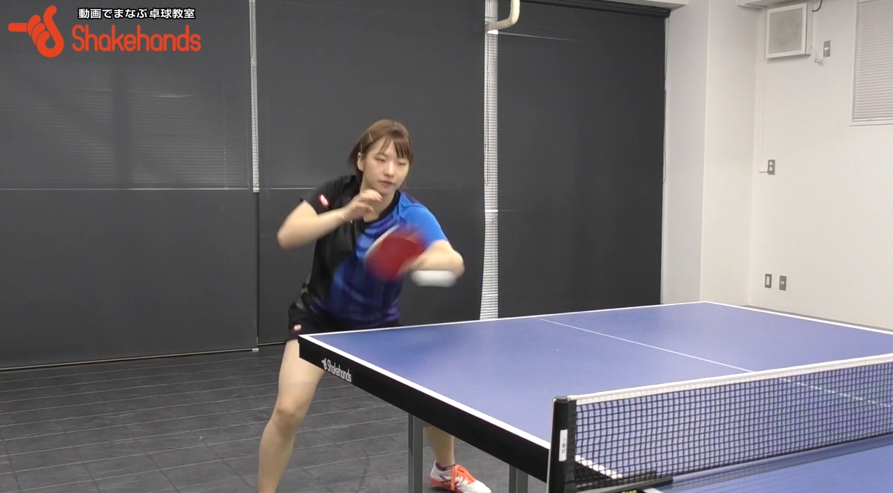 前田美優フォアバック。バック表なのでフォアも前で打つ