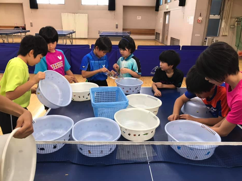 卓球ボールを入れる桶をデコレーション