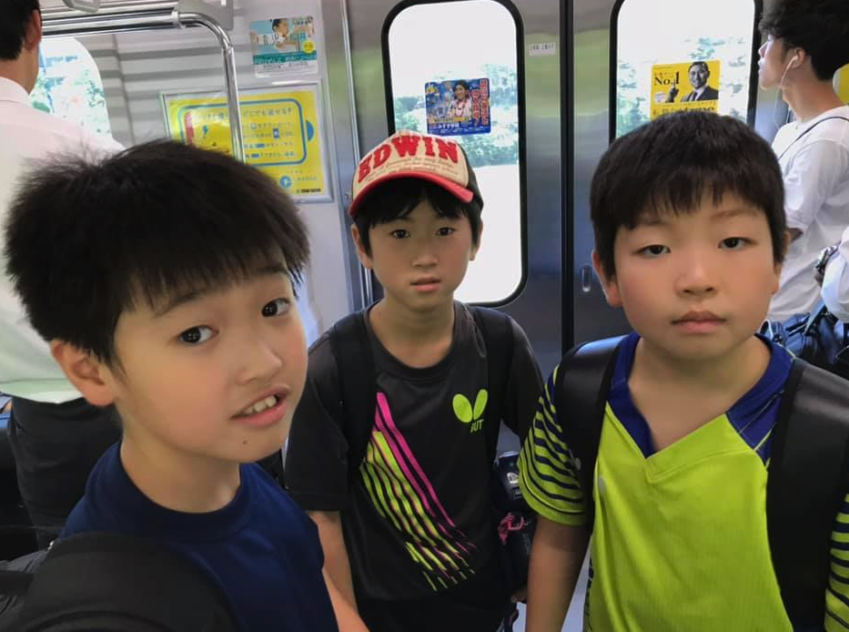 冷房の効いた快適なシェークハンズ練習場