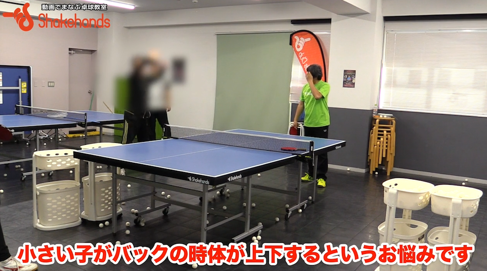 バックハンド時の膝!小さい子のぴょんぴょん跳ねるのは必要ないby平岡義博