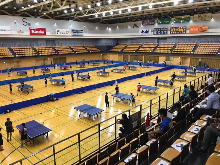 東京都全日本ジュニア男子予選。負けた選手は卓球台を消毒の台拭き