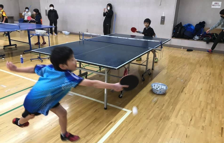 骨と皮だけの短パン半袖小学生たちが、 凍えて動きが止まってしまうことなく、 元気にプレー