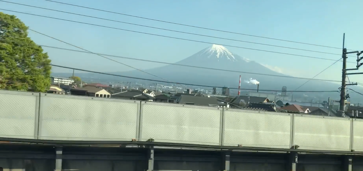 富士川にかかる橋の後ろに見える富士山が、 一番好きなフォルムです
