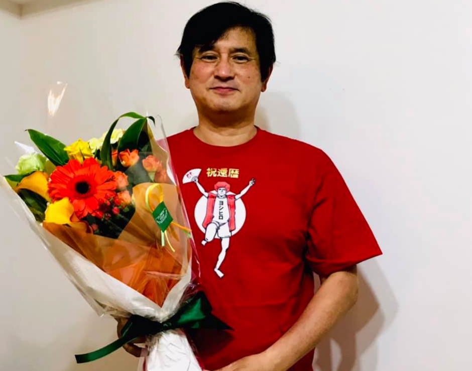 ジュニア教室の皆さんにいただいた 赤い還暦Ｔシャツに着替えてパシャリ
