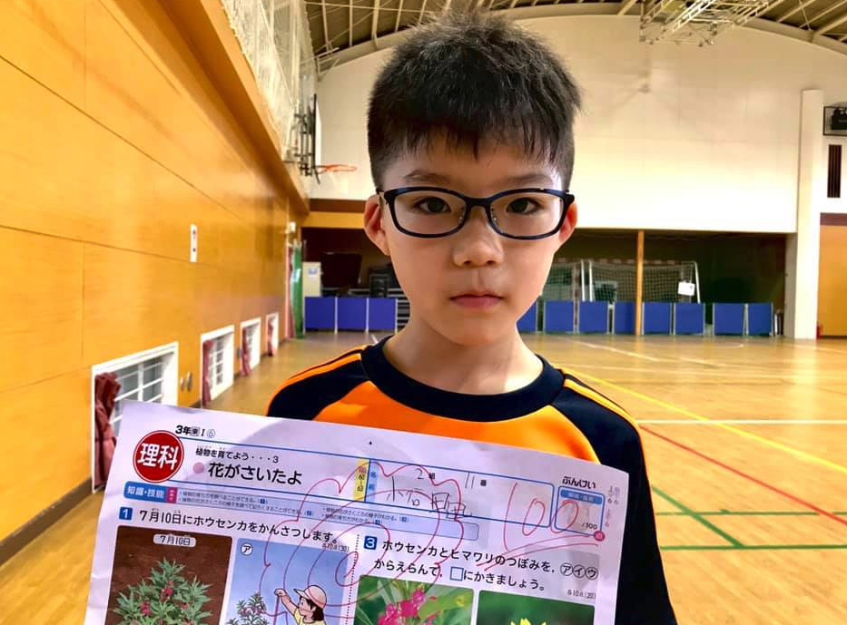 勉強にも頑張っているジン君の 100点満点の理科のテスト用紙を発見