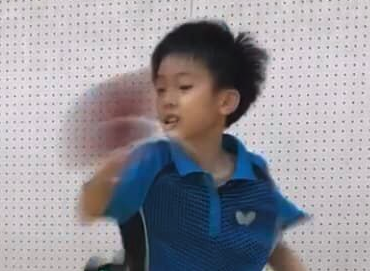 卓球チビッ子たちに新しくトレーナーが来ました