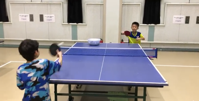 【動画付】小学低学年が、間違えずに英語で カウントしながらラリーを続けています