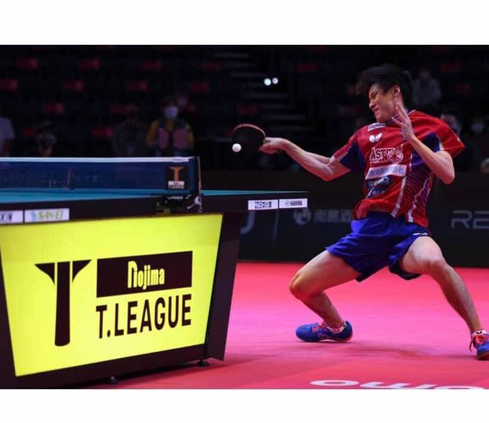 戸上隼輔選手の豪快な卓球フォアハンドドライブ。 この写真を参考にして、フォアハンド強化