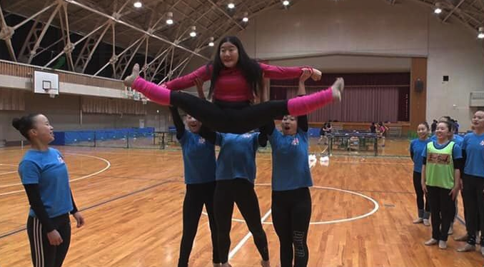 福井商業高等学校のチアリーダー部。後ろに映る卓球部が気になっていました