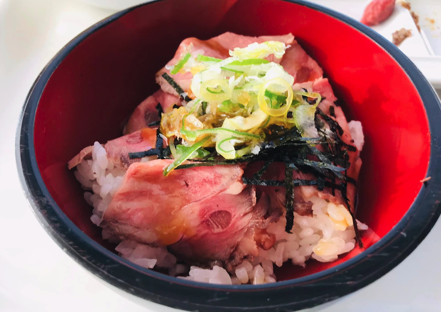 福井の朝食会場で、恒例の投稿を思い出して、いつもの戯言にお付き合いしていただきました 。朝からローストビーフ丼がチョイスできる生活４月１日　