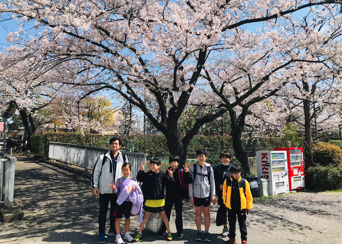 ベトナムのホーチミン市で卓球専門店を営んでいる富岡武侯さんが息子さんとお嬢さんと一緒に来日…いえ帰国中