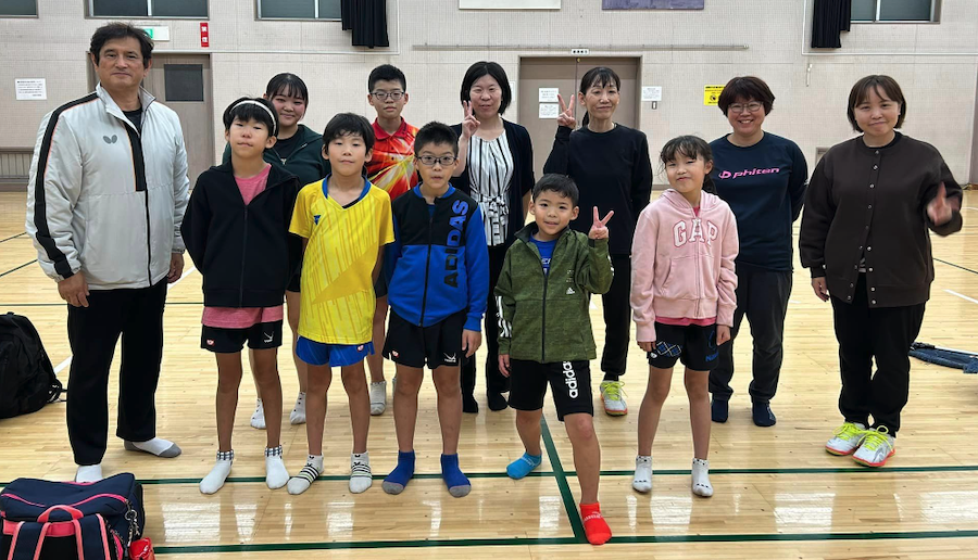 丸子橋卓球スタジオの 新井想来（そら）ちゃんが、お母さんと 小林コーチと一緒に来てくれました