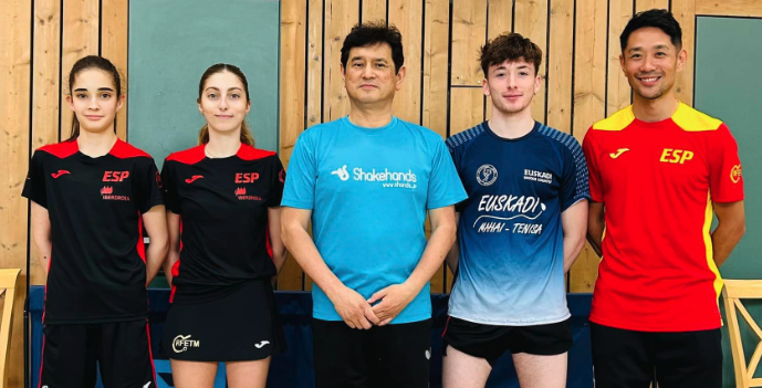ドイツ語、スペイン語、英語、日本語が飛び交う講習会。スペインからナショナルチームトレセンの松本コーチが女子選手を連れて参加