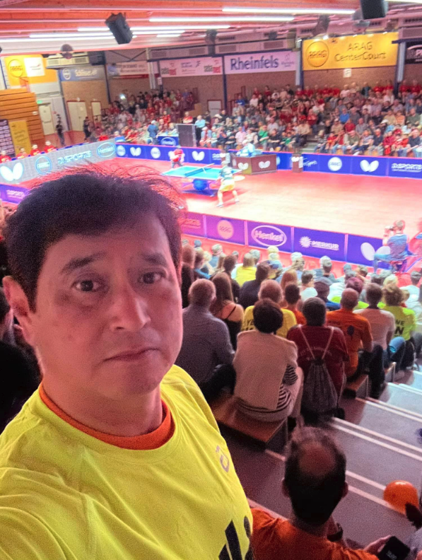ブンデスリーガのプレーオフ第2戦。 応援バスに乗り込んで5時間かけて、敵地デュッセルドルフに到着