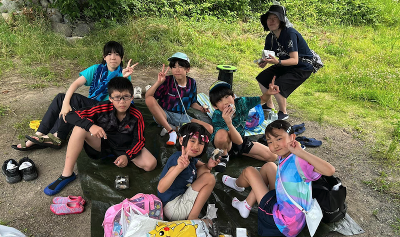 皆んな元気に熱中して餌の川虫獲りや釣りに頑張りました。 これが卓球の練習に良い結果をもたらすことは間違いありません