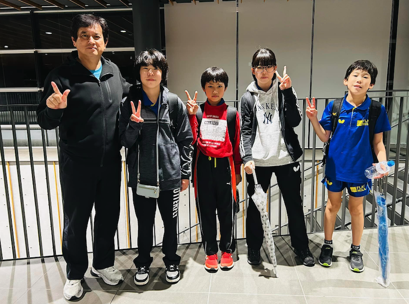 第89回流山サーキット卓球大会に出場している子供を観覧席から観戦。子供たちの指導は難しい